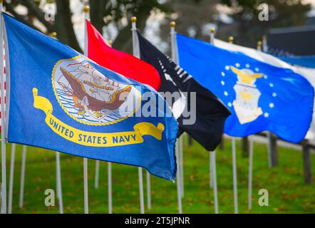 Flaggen für die verschiedenen US-Streitkräfte, die in Dennis, Massachusetts, auf Cape Cod fliegen. Zum Veteran's Day. Stockfoto