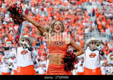 Stillwater, OK, USA. November 2023. Ein Pom im Oklahoma State vor einem Fußballspiel zwischen den Oklahoma Sooners und den Oklahoma State Cowboys im Boone Pickens Stadium in Stillwater, OK. Gray Siegel/CSM/Alamy Live News Stockfoto