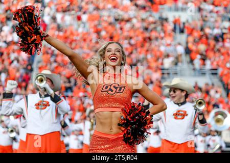 Stillwater, OK, USA. November 2023. Ein Pom im Oklahoma State vor einem Fußballspiel zwischen den Oklahoma Sooners und den Oklahoma State Cowboys im Boone Pickens Stadium in Stillwater, OK. Gray Siegel/CSM/Alamy Live News Stockfoto