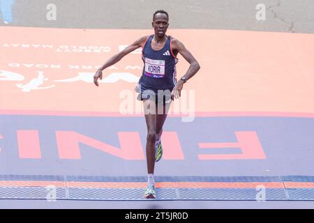 New York, USA. November 2023. Albert Korir aus Kenia überquerte die Ziellinie als 2. Platz mit der Zeit 2:06:57 des TCS New York City Marathons am 5. November 2023 in der offenen Herrendivision im Central Park in New York. (Foto: Lev Radin/SIPA USA) Credit: SIPA USA/Alamy Live News Stockfoto