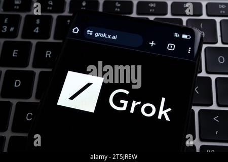 Grok AI-Website auf dem Smartphone-Bildschirm auf der Tastatur. GROK ist eine neue Chatbot-Plattform für X (ex Twitter). Stafford, Vereinigtes Königreich, 5. November, Stockfoto