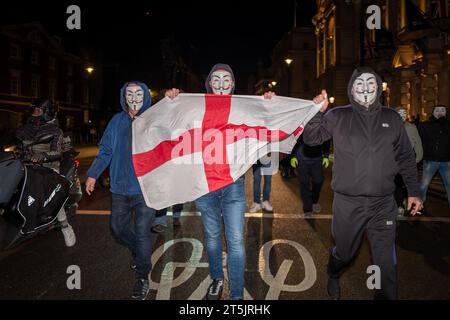 London, Großbritannien. November 2023. Eine kleine Gruppe von Demonstranten, die Masken im Guy Fawkes-Stil tragen, spazieren durch das Zentrum von London. Der Million Mask March, auch bekannt als Operation Vendetta, ist ein weltweiter, jährlicher Protest im Zusammenhang mit der Hacktivisten-Gruppe Anonymous, der jährlich an der Guy Fawkes Night am 5. November stattfindet. (Kreditbild: © Velar Grant/ZUMA Press Wire) NUR REDAKTIONELLE VERWENDUNG! Nicht für kommerzielle ZWECKE! Quelle: ZUMA Press, Inc./Alamy Live News Stockfoto