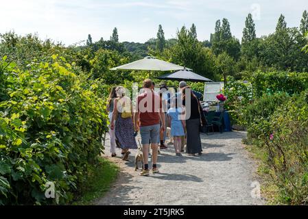 Leute Schlange Golf Course Schreck Tag geöffnet, Bounds Green, London Borough of Haringey, England, Großbritannien Stockfoto