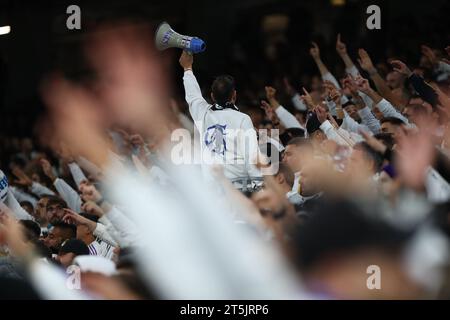 Madrid, Spanien. November 2023. Die Fans von Real Madrid jubeln am 12. Tag des La Liga EA Sports Match zwischen Real Madrid und Rayo Vallecano im Santiago Bernabeu Stadion in Madrid, Spanien, am 5. November 2023. Quelle: Edward F. Peters/Alamy Live News Stockfoto