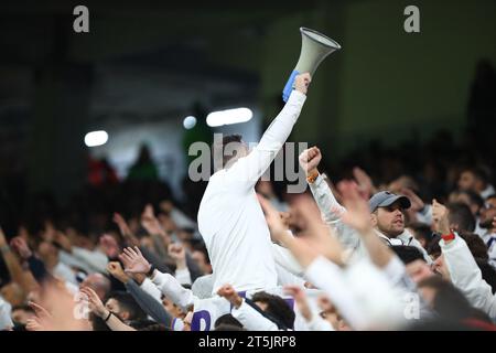 Madrid, Spanien. November 2023. Die Fans von Real Madrid jubeln am 12. Tag des La Liga EA Sports Match zwischen Real Madrid und Rayo Vallecano im Santiago Bernabeu Stadion in Madrid, Spanien, am 5. November 2023. Quelle: Edward F. Peters/Alamy Live News Stockfoto