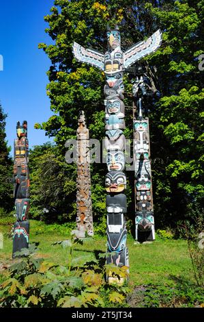 Indianische Totempfähle im Stanley Park, Vancouver. Stockfoto