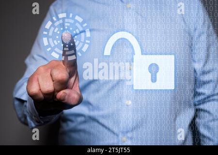 Nicht erkennbare kaukasische Hand mit einem Finger, der die Luft berührt, wo ein virtueller Fingerabdruck und ein freigeschaltetes Vorhängeschloss und Binärcode erscheint. Stockfoto