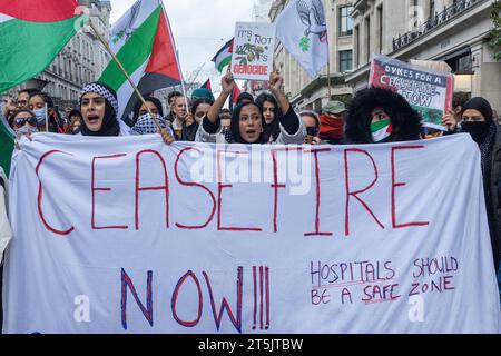 London, Großbritannien. November 2023. Pro-palästinensische Demonstranten der Freien Palästinensischen Koalition marschieren durch Zentral-London, um einen sofortigen Waffenstillstand in Gaza zu fordern. An einem vierten Wochenende in Folge fanden im ganzen Vereinigten Königreich Massenkundgebungen zur palästinensischen Solidarität statt, um ein Ende der israelischen Bombardierung des Gazastreifens zu fordern. Quelle: Mark Kerrison/Alamy Live News Stockfoto