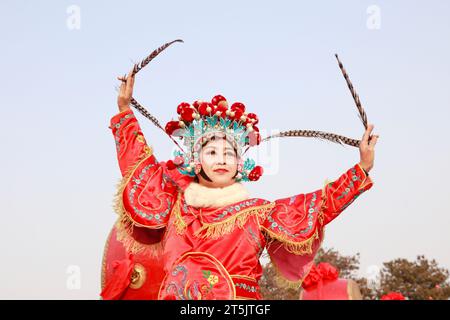 Tangshan City - 20. Februar 2018: Peking-Opernfiguren im Park, Tangshan City, Hebei, China Stockfoto