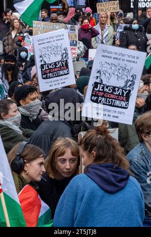 London, Großbritannien. November 2023. Pro-palästinensische Demonstranten von Juden gegen Völkermord veranstalten einen Sit-down-Protest im Oxford Circus, der Freien Palästinensischen Koalition, um einen sofortigen Waffenstillstand in Gaza zu fordern. An einem vierten Wochenende in Folge fanden im ganzen Vereinigten Königreich Massenkundgebungen zur palästinensischen Solidarität statt, um ein Ende der israelischen Bombardierung des Gazastreifens zu fordern. Quelle: Mark Kerrison/Alamy Live News Stockfoto