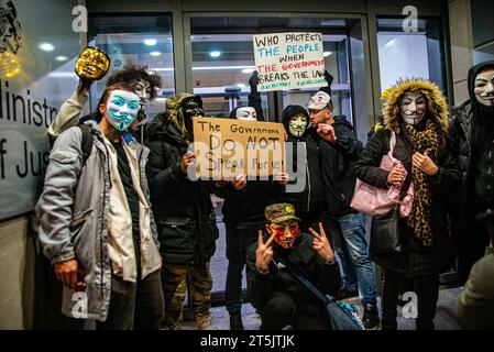 London, Vereinigtes Königreich - 5. November 2023: Jährlicher Millionen-Masken-Marsch auf Guy Fawkes Night. Stockfoto