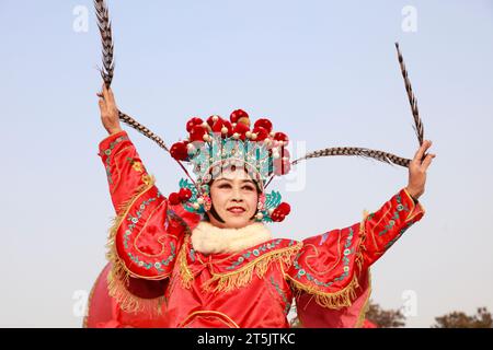Tangshan City - 20. Februar 2018: Peking-Opernfiguren im Park, Tangshan City, Hebei, China Stockfoto