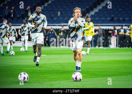 Madrid, Madrid, Spanien. November 2023. Luka Modric (Real Madrid) und Antonio Rudiger (Real Madrid) während der Aufwärmphase vor dem Fußballspiel der spanischen Meisterschaft La Liga EA Sports zwischen Real Madrid und Rayo Vallecano spielten am 5. November 2023 im Bernabeu-Stadion in Madrid, Spanien (Credit Image: © Alberto Gardin/ZUMA Press Wire) NUR REDAKTIONELLE VERWENDUNG! Nicht für kommerzielle ZWECKE! Quelle: ZUMA Press, Inc./Alamy Live News Stockfoto