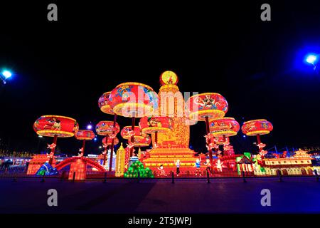 Große trommelförmige Gebäude in der Nacht Stockfoto