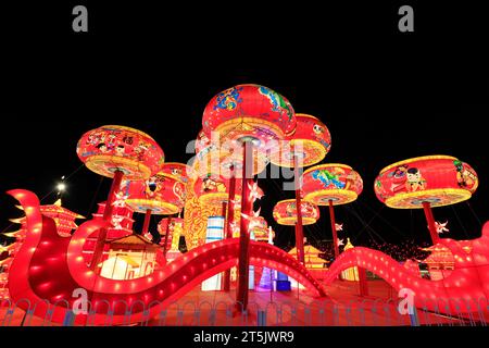 Große trommelförmige Gebäude in der Nacht Stockfoto