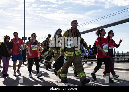 45. Istanbul Interkontinentalmarathon am november, türkische Fiemans gehen auf der Brücke Stockfoto