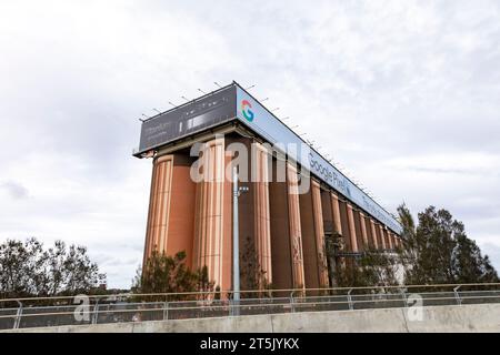 Sydney Australia Glebe Island Heritage Silos und die Silowerbetafel mit Google Pixel-Werbung für Autofahrer, die die Anzac Bridge, NSW, überqueren Stockfoto