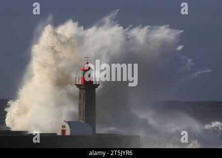 PRT - PORTUGAL/CLIMATE - INTERNATIONAL PRT - PORTUGAL/WEATHER - INTERNATIONAL - Schlechtes Wetter verursacht starke Wellen im Meer bei Farol de Felgueiras in Foz do Ouro in Porto, Portugal, diesen Sonntag, 05. 05/11/2023 - Foto: RAURINO MONTEIRO/ATO PRESSE/STAATLICHER INHALT PRT - PORTUGAL/KLIMA - INTERNATIONALER Hafen Copyright: XRaurinoxMonteirox Credit: Imago/Alamy Live News Stockfoto