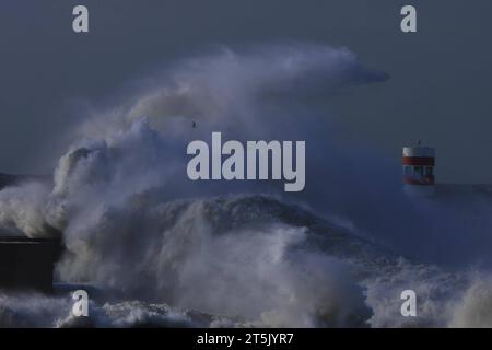 PRT - PORTUGAL/CLIMATE - INTERNATIONAL PRT - PORTUGAL/WEATHER - INTERNATIONAL - Schlechtes Wetter verursacht starke Wellen im Meer bei Farol de Felgueiras in Foz do Ouro in Porto, Portugal, diesen Sonntag, 05. 05/11/2023 - Foto: RAURINO MONTEIRO/ATO PRESSE/STAATLICHER INHALT PRT - PORTUGAL/KLIMA - INTERNATIONALER Hafen Copyright: XRaurinoxMonteirox Credit: Imago/Alamy Live News Stockfoto