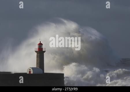 PRT - PORTUGAL/CLIMATE - INTERNATIONAL PRT - PORTUGAL/WEATHER - INTERNATIONAL - Schlechtes Wetter verursacht starke Wellen im Meer bei Farol de Felgueiras in Foz do Ouro in Porto, Portugal, diesen Sonntag, 05. 05/11/2023 - Foto: RAURINO MONTEIRO/ATO PRESSE/STAATLICHER INHALT PRT - PORTUGAL/KLIMA - INTERNATIONALER Hafen Copyright: XRaurinoxMonteirox Credit: Imago/Alamy Live News Stockfoto