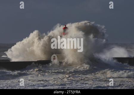 PRT - PORTUGAL/CLIMATE - INTERNATIONAL PRT - PORTUGAL/WEATHER - INTERNATIONAL - Schlechtes Wetter verursacht starke Wellen im Meer bei Farol de Felgueiras in Foz do Ouro in Porto, Portugal, diesen Sonntag, 05. 05/11/2023 - Foto: RAURINO MONTEIRO/ATO PRESSE/STAATLICHER INHALT PRT - PORTUGAL/KLIMA - INTERNATIONALER Hafen Copyright: XRaurinoxMonteirox Credit: Imago/Alamy Live News Stockfoto