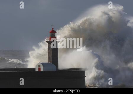 PRT - PORTUGAL/CLIMATE - INTERNATIONAL PRT - PORTUGAL/WEATHER - INTERNATIONAL - Schlechtes Wetter verursacht starke Wellen im Meer bei Farol de Felgueiras in Foz do Ouro in Porto, Portugal, diesen Sonntag, 05. 05/11/2023 - Foto: RAURINO MONTEIRO/ATO PRESSE/STAATLICHER INHALT PRT - PORTUGAL/KLIMA - INTERNATIONALER Hafen Copyright: XRaurinoxMonteirox Credit: Imago/Alamy Live News Stockfoto