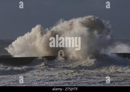 PRT - PORTUGAL/CLIMATE - INTERNATIONAL PRT - PORTUGAL/WEATHER - INTERNATIONAL - Schlechtes Wetter verursacht starke Wellen im Meer bei Farol de Felgueiras in Foz do Ouro in Porto, Portugal, diesen Sonntag, 05. 05/11/2023 - Foto: RAURINO MONTEIRO/ATO PRESSE/STAATLICHER INHALT PRT - PORTUGAL/KLIMA - INTERNATIONALER Hafen Copyright: XRaurinoxMonteirox Credit: Imago/Alamy Live News Stockfoto