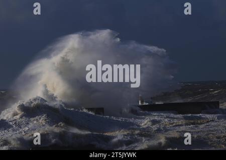 PRT - PORTUGAL/CLIMATE - INTERNATIONAL PRT - PORTUGAL/WEATHER - INTERNATIONAL - Schlechtes Wetter verursacht starke Wellen im Meer bei Farol de Felgueiras in Foz do Ouro in Porto, Portugal, diesen Sonntag, 05. 05/11/2023 - Foto: RAURINO MONTEIRO/ATO PRESSE/STAATLICHER INHALT PRT - PORTUGAL/KLIMA - INTERNATIONALER Hafen Copyright: XRaurinoxMonteirox Credit: Imago/Alamy Live News Stockfoto