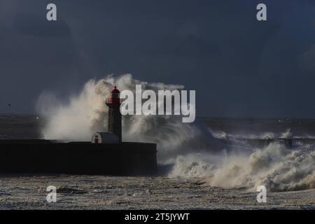 PRT - PORTUGAL/CLIMATE - INTERNATIONAL PRT - PORTUGAL/WEATHER - INTERNATIONAL - Schlechtes Wetter verursacht starke Wellen im Meer bei Farol de Felgueiras in Foz do Ouro in Porto, Portugal, diesen Sonntag, 05. 05/11/2023 - Foto: RAURINO MONTEIRO/ATO PRESSE/STAATLICHER INHALT PRT - PORTUGAL/KLIMA - INTERNATIONALER Hafen Copyright: XRaurinoxMonteirox Credit: Imago/Alamy Live News Stockfoto