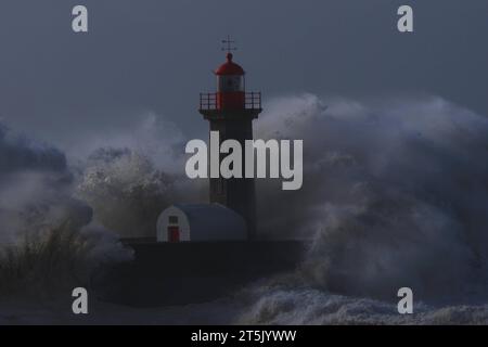 PRT - PORTUGAL/CLIMATE - INTERNATIONAL PRT - PORTUGAL/WEATHER - INTERNATIONAL - Schlechtes Wetter verursacht starke Wellen im Meer bei Farol de Felgueiras in Foz do Ouro in Porto, Portugal, diesen Sonntag, 05. 05/11/2023 - Foto: RAURINO MONTEIRO/ATO PRESSE/STAATLICHER INHALT PRT - PORTUGAL/KLIMA - INTERNATIONALER Hafen Copyright: XRaurinoxMonteirox Credit: Imago/Alamy Live News Stockfoto