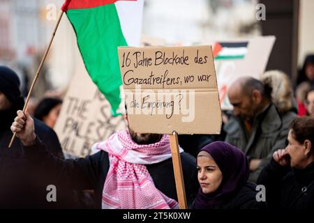 Landshut, Deutschland. November 2023. Aktivisten versammelten sich am 5. November 2023 in Landshut, Niederbayern, um ein Ende der militärischen Angriffe auf Gaza zu fordern und ihre Solidarität mit dem palästinensischen Volk zu bekunden. Sie nannten Israels Angriffe auf Gaza Völkermord. (Foto: Alexander Pohl/SIPA USA) Credit: SIPA USA/Alamy Live News Stockfoto