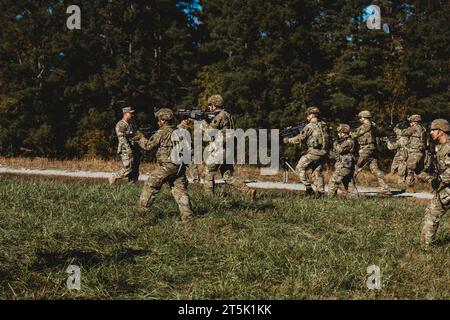 US-Soldaten mit Bravo Kompanie, 1. Bataillon, 112. Infanterieregiment, 56. Stryker Brigade Combat Team führen am 23. Oktober 2023 eine Einreisekontrolle in Fort Barfoot, Virginia durch. Während dieser Übung übten Soldaten die Suche nach inhaftierten Fahrzeugen, Aktionen bei Kontakt und das Verlassen eines kontrollierten Bereichs. Die Ärzte übten die Bewertung und Behandlung von Verletzten und die Rückführung zu einer Unfallentnahmestelle. Die Übung half den Soldaten, ihre Missionen sicher in einem Einsatzumfeld durchzuführen. (Foto der Nationalgarde der US-Armee von Stabsleiter Jonathan Campbell) Stockfoto