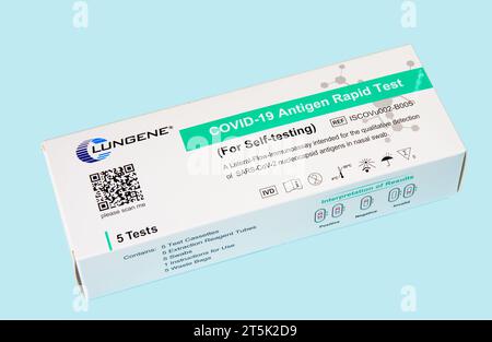 Foto eines COVID 19-Antigen-Schnelltest-Kits für Selbsttests. Stockfoto