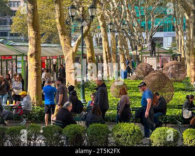 New York - NY, USA. November 2023. Der Bryant Park Holiday Market kehrt nach New York City zurück, zahlreiche Geschäfte stehen für die Weihnachtszeit bereit. Quelle: Ryan Rahman/Alamy Live News Stockfoto