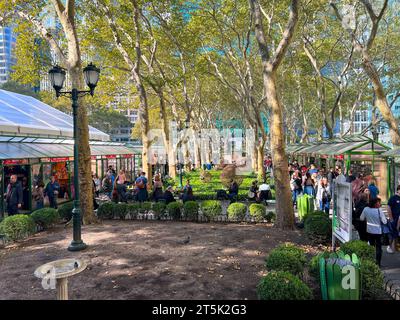 New York - NY, USA. November 2023. Der Bryant Park Holiday Market kehrt nach New York City zurück, zahlreiche Geschäfte stehen für die Weihnachtszeit bereit. Quelle: Ryan Rahman/Alamy Live News Stockfoto