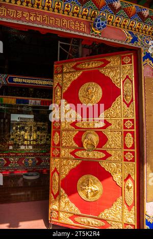 28.09.2021. HOHHOT, CHINA: Das mit Gold dekorierte Kloster im da Zhao oder Wuliang Tempel, ein tibetisch-buddhistisches Kloster des Gelugpa-Ordens in Hohhot, Inne Stockfoto