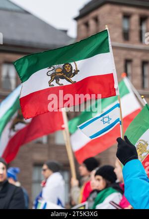 Ein iranischer Löwe und eine Sonnenfahne und eine israelische Flagge werden stolz auf eine Veranstaltung zum Großen Tag des Cyrus AM 29. Oktober 2023 in Toronto geflogen. Stockfoto