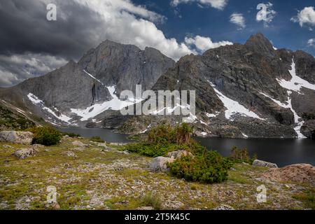 WY05623-00...WYOMING - Temple Lake unterhalb Eines Cheval Peak und Temple Peak in der Bridger Wilderness Area der Wind River Range. Stockfoto