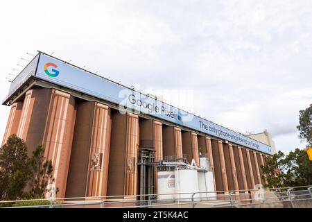 Glebe Island riesige Silo-Werbetafel neben der Anzac Bridge in Sydney, NSW, Australien Stockfoto