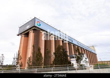 Glebe Island Silo riesige Plakatwand mit Werbung von Google Pixel und Apple iPhone 15, Sydney, NSW, Australien Stockfoto