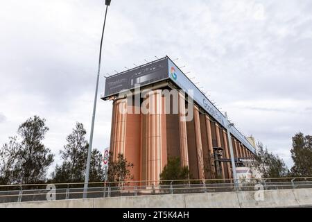 Glebe Island Silo riesige Plakatwand mit Werbung von Apple und Google Pixel, Sydney, NSW, Australien Stockfoto