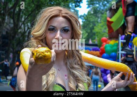 Buenos Aires, Ciudad Autonoma, Argentinien. November 2023. Der 32. LGTBIQ Pride March fand in Buenos Aires statt. Tausende von Menschen marschierten von der Plaza de Mayo zum Kongress, inmitten einer festlichen Atmosphäre, die die Präsentation zahlreicher Künstler und DJs beinhaltete. (Kreditbild: © Milagros Gonzalez/ZUMA Press Wire) NUR REDAKTIONELLE VERWENDUNG! Nicht für kommerzielle ZWECKE! Stockfoto