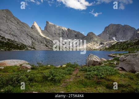 WY05634-00...WYOMING - Deep Lake unterhalb von Temple und East Temple Peaks, Lost Temple Spire und Steeple Peak in der Bridger Wilderness Area. Stockfoto