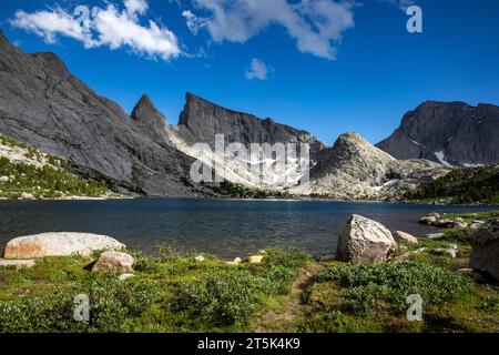 WY05635-00...WYOMING - Deep Lake unterhalb von Temple und East Temple Peaks, Lost Temple Spire und Steeple Peak in der Bridger Wilderness Area. Stockfoto