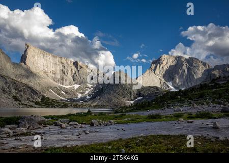 WY05637-00...WYOMING - Deep Lake unterhalb des East Temple Peak und des Temple Peak in der Bridger Wilderness Area der Wind River Range. Stockfoto