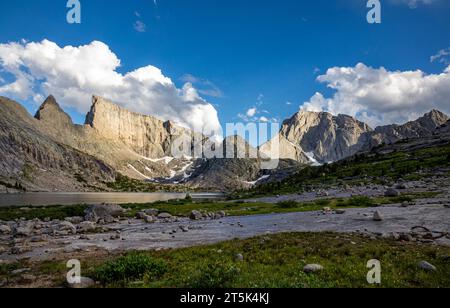 WY05638-00...WYOMING - Deep Lake unterhalb des East Temple Peak und des Temple Peak in der Bridger Wilderness Area der Wind River Range. Stockfoto