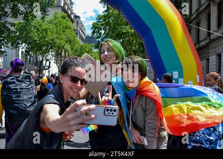 Buenos Aires, Ciudad Autonoma, Argentinien. November 2023. Der 32. LGTBIQ Pride March fand in Buenos Aires statt. Tausende von Menschen marschierten von der Plaza de Mayo zum Kongress, inmitten einer festlichen Atmosphäre, die die Präsentation zahlreicher Künstler und DJs beinhaltete. (Kreditbild: © Milagros Gonzalez/ZUMA Press Wire) NUR REDAKTIONELLE VERWENDUNG! Nicht für kommerzielle ZWECKE! Stockfoto