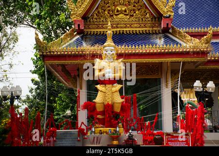 König Thao Wessuwan oder Vasavana Kuvera riesige Statue des Tempels Wat Muang thailändische Reisende besuchen Respekt Gebeten Segen Wunsch Geheimnis in Ang Stockfoto