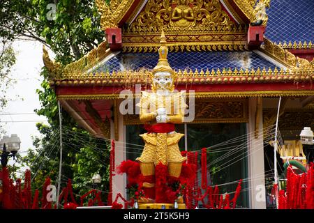 König Thao Wessuwan oder Vasavana Kuvera riesige Statue des Wat Muang Tempels thailändische Reisende reisen zu Besuch und respektieren Gebetssegen wünschen heiliges Geheimnis Stockfoto