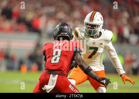 4. November 2023: Davonte Brown (7), Junior der University of Miami, spielt mit Julian Gray (8) im zweiten Jahr des NC State. NCAA-Fußballspiel zwischen der University of Miami und der NC State University im Carter Finley Stadium, Raleigh, North Carolina. David Beach/CSM Stockfoto